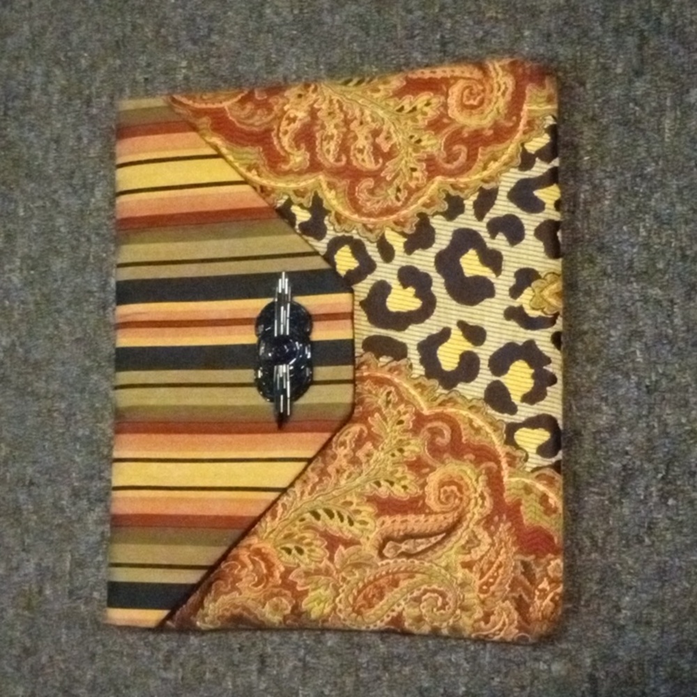 Beautiful Multicolored Clutch with Velcro Closure. (In great condition)